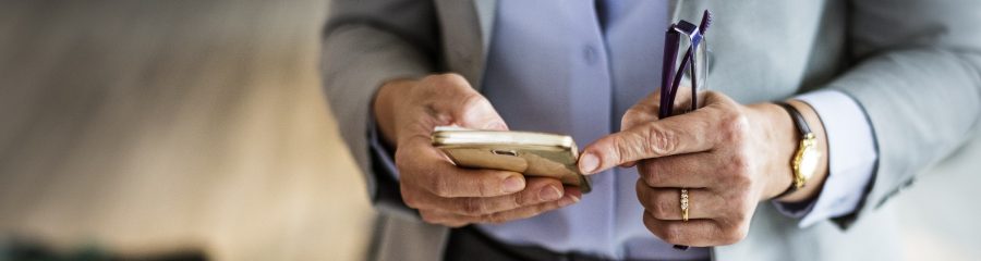 Mies puhelin kädessä