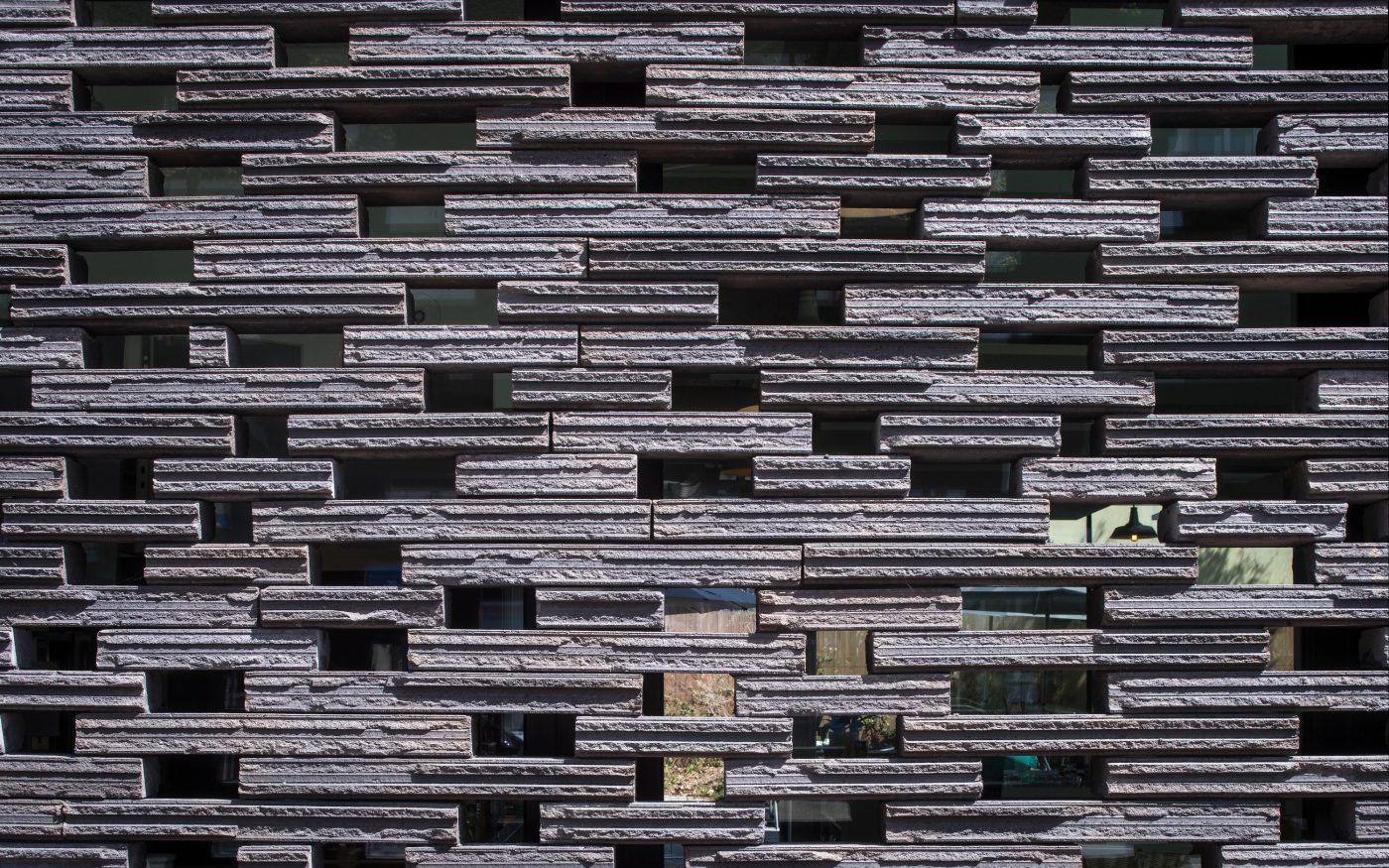 Office building with two levels. Siding's implementation. SCI Dedale, 16 avenue de la Perrière 56100 LORIENT. Brick Terca Briques Pleines 495 x 95 x 48 Cassia Noir graphite. Pose à joints vifs.