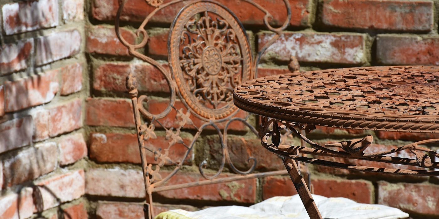 Ruosteinen pöytä tiiliseinä