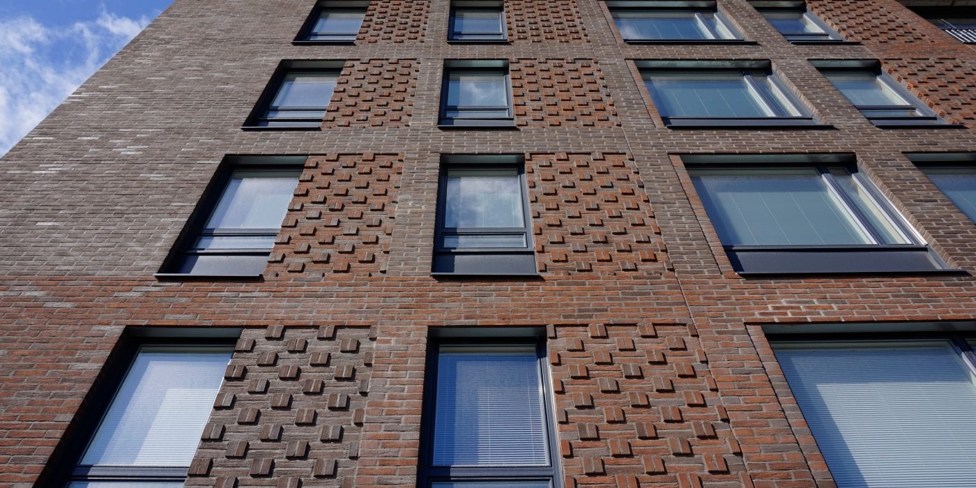 Haakoninlahdenkatu Asuinkerrostalo Ruskonkirjava ja Tervankirjava Makasiini