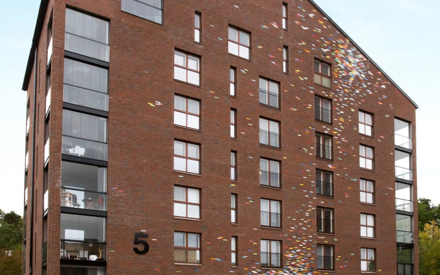 Apartment building Albertinpiha Jyväskylä with integrated artwork made of glazed bricks "Abstarction"