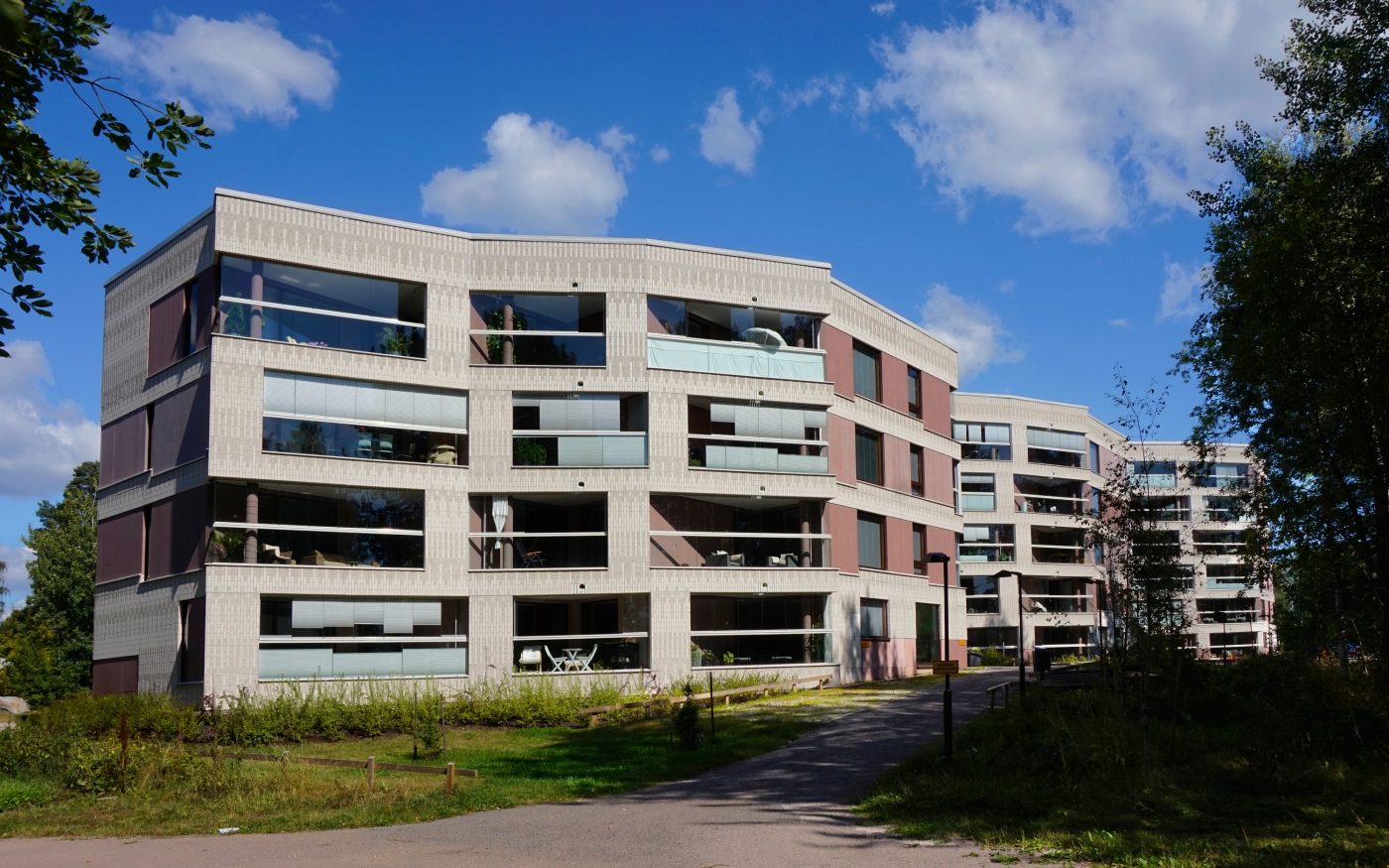 Kerrostalo Suvikummuntie Espoo tiililaatta