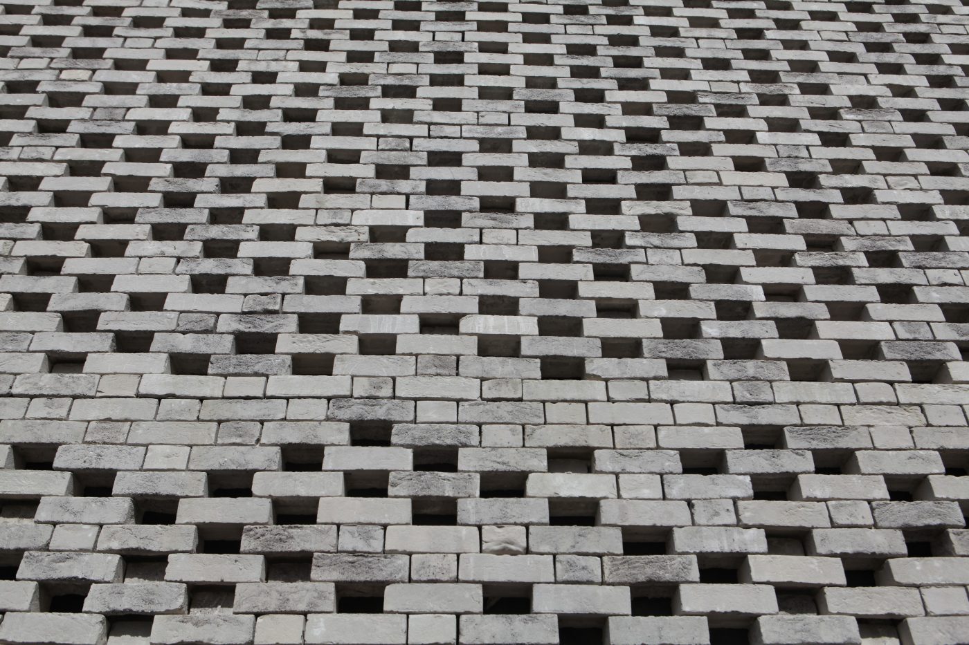 Housing complex with two buildings and two levels. Siding's implementation. Metronomy Park, 2 rue Jacques Brel 44800 SAINT-HERBLAIN. Brick Terca Ligne Moulée Main Agora Noir graphite. Pose en join vif.