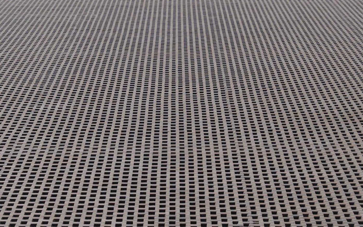 P Atlas pysäköintitalo Graniitinkirjava Makasiini viisto