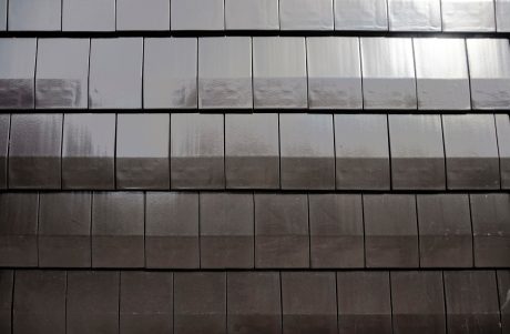 Kattotiili julkisivussa Alppikylä Helsinki