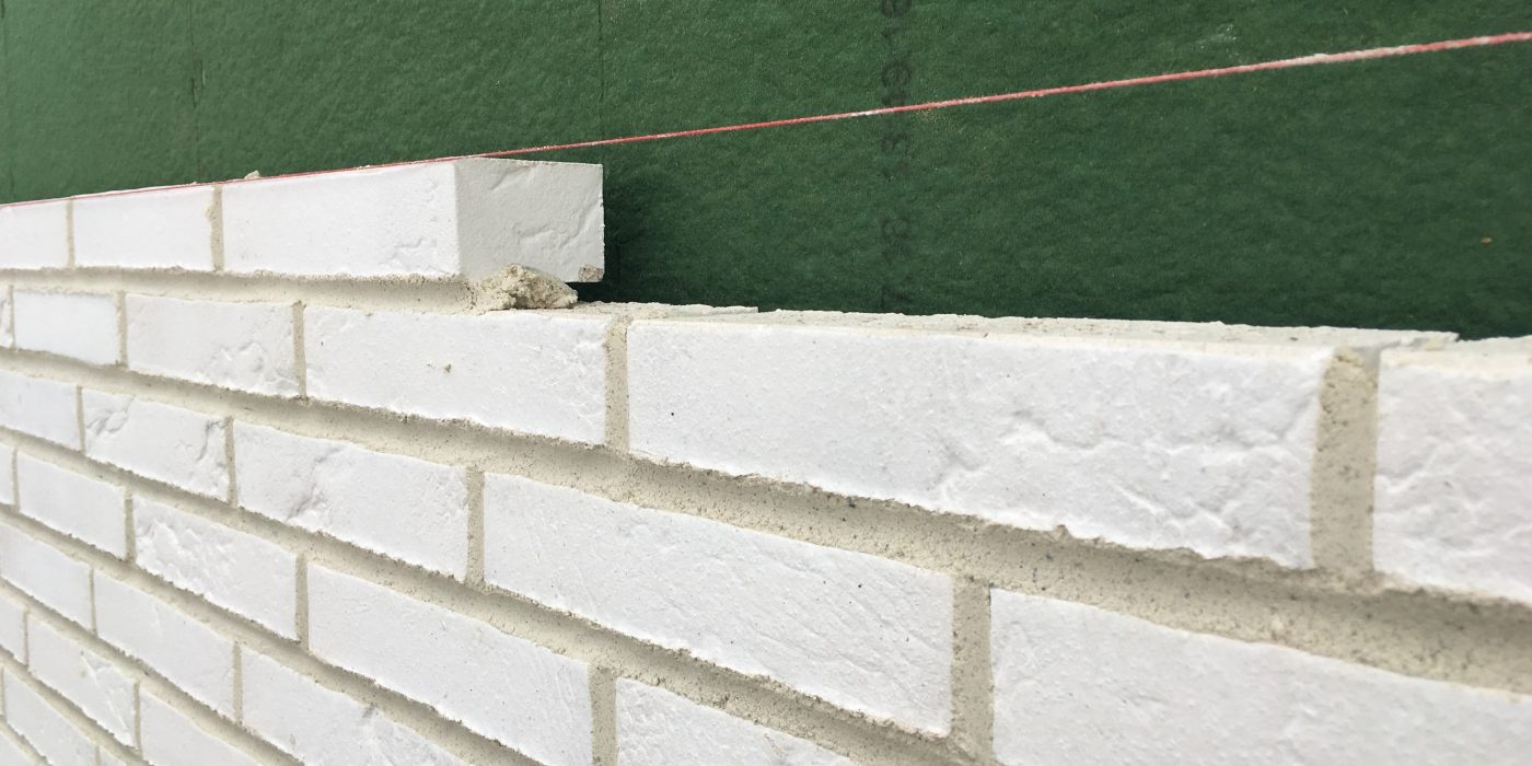 Julkisivun asennus ja muuraus