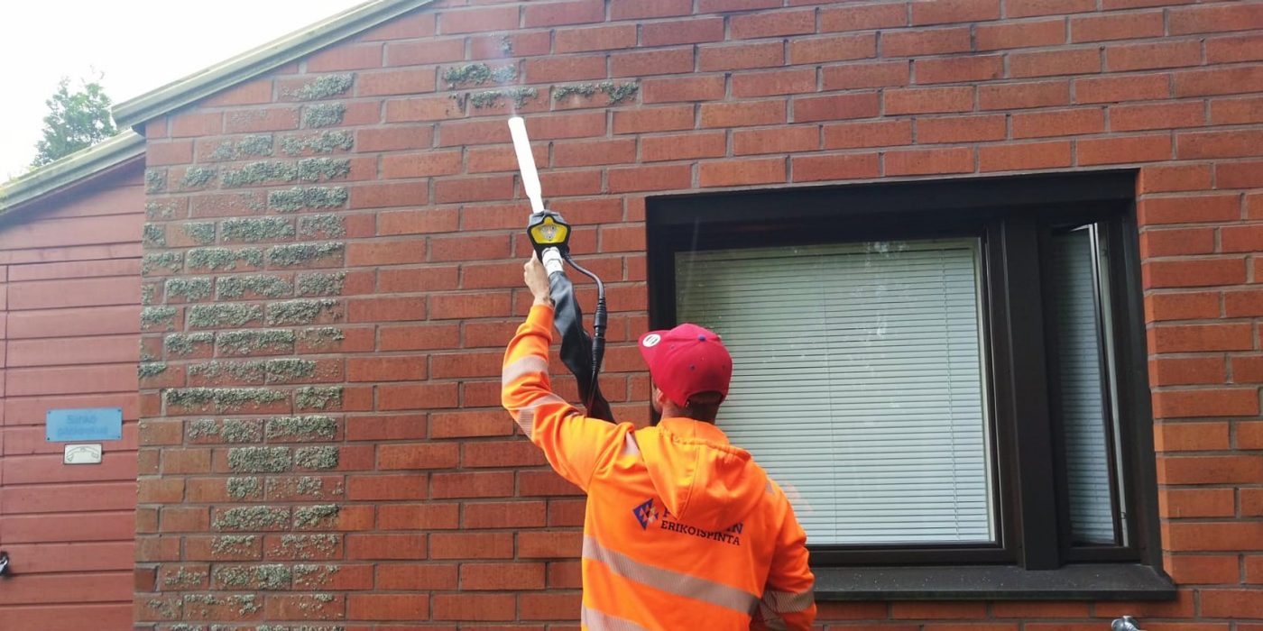 Tiilijulkisivun puhdistaminen