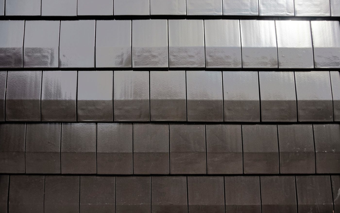 Kattotiili julkisivussa Alppikylä Helsinki