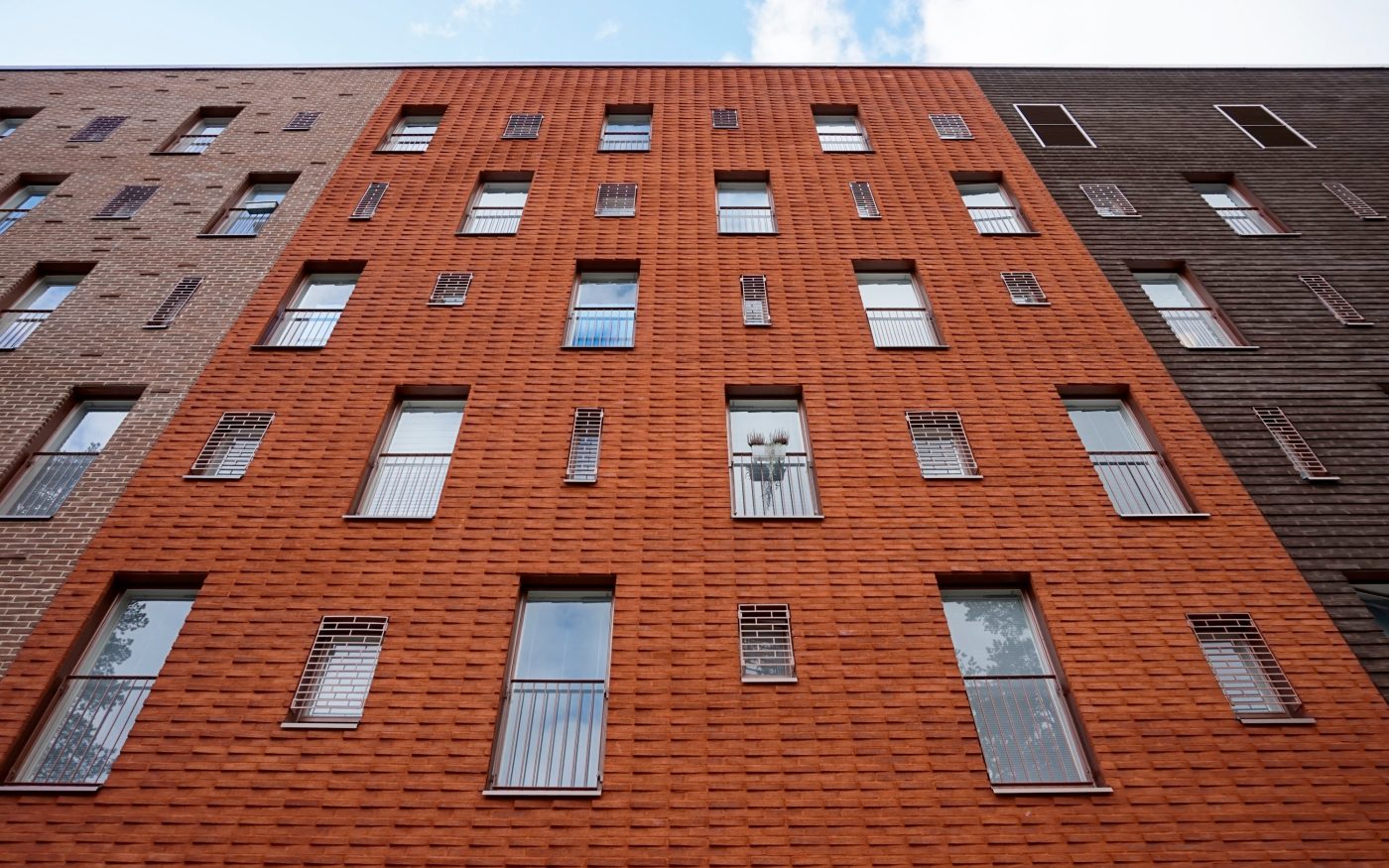 Miestentie 2 kerrostalo monivärinen julkisivuratkaisu