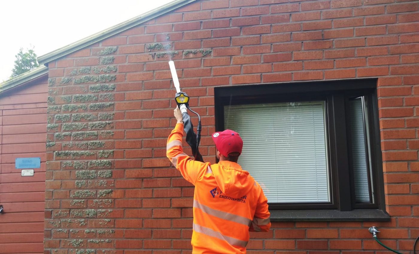 Tiilijulkisivun puhdistaminen