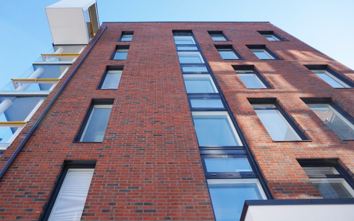 Asuinkerrostalo Loiskekuja 2 Vantaa julkisivussa R-punainen Makasiini