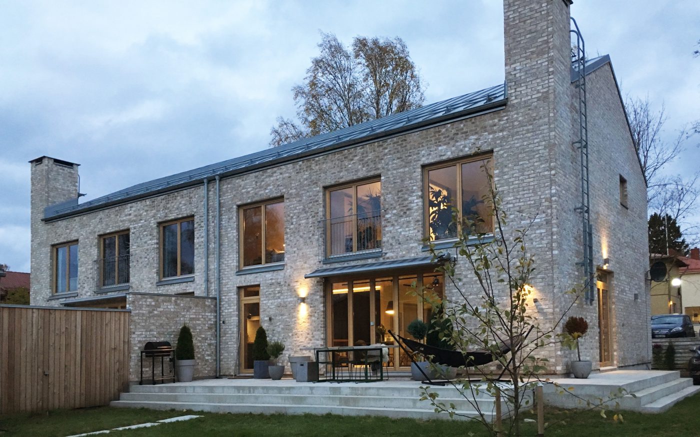 Paritalo Kannunvalajantie Helsinki, julkisivutiili Bronsgroen