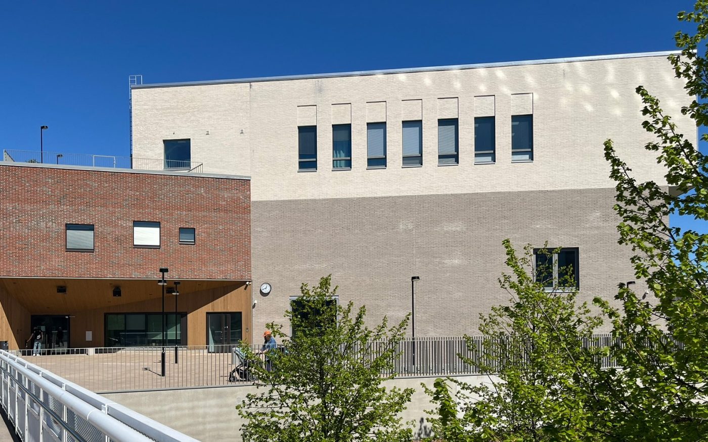 Vuosaaren lukio Pellava Tuohi Retro R-Punainen Makasiini