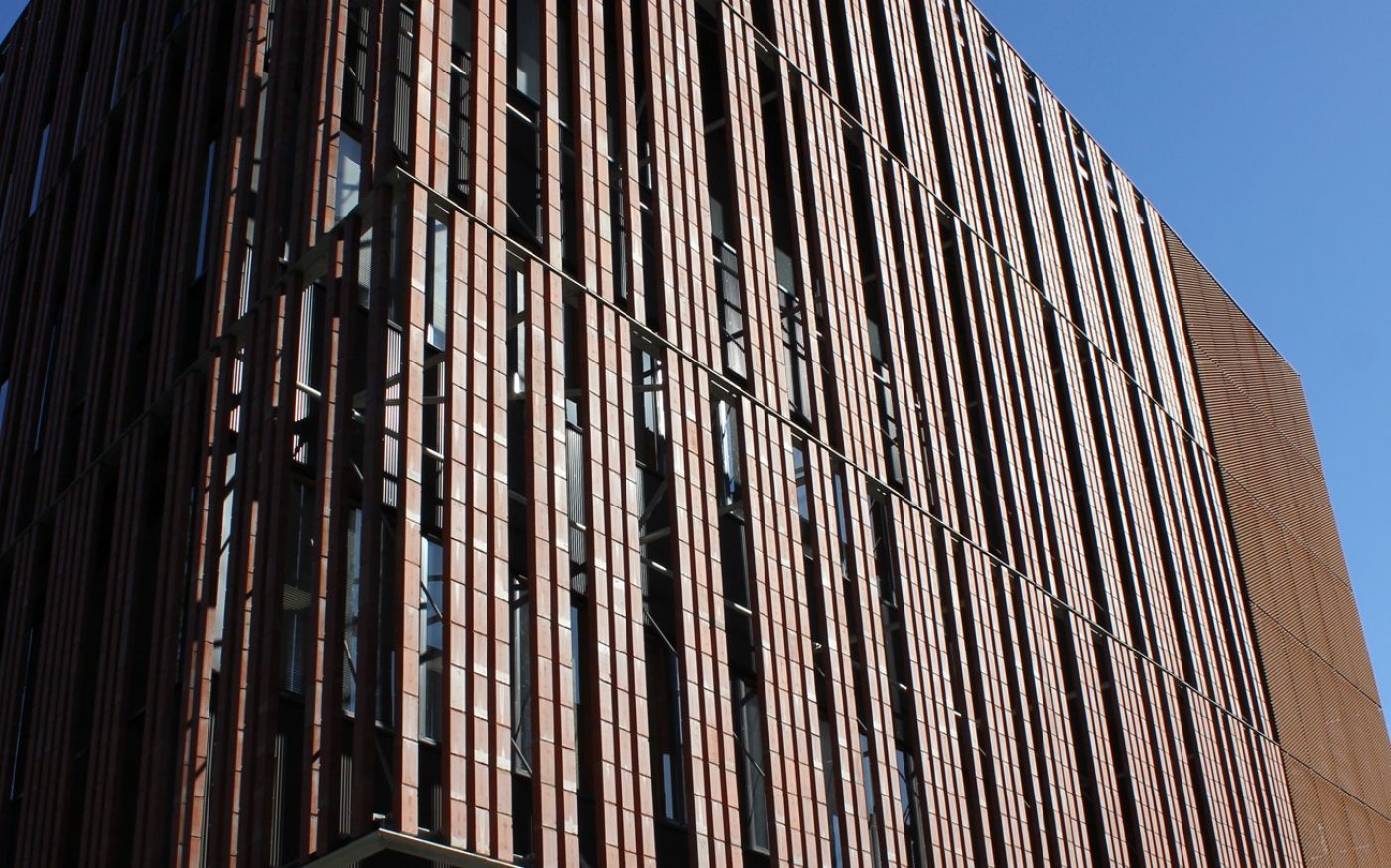 Ydinturvatalo Espoon Otaniemessä, julkisivuratkaisuna tiilipalkit