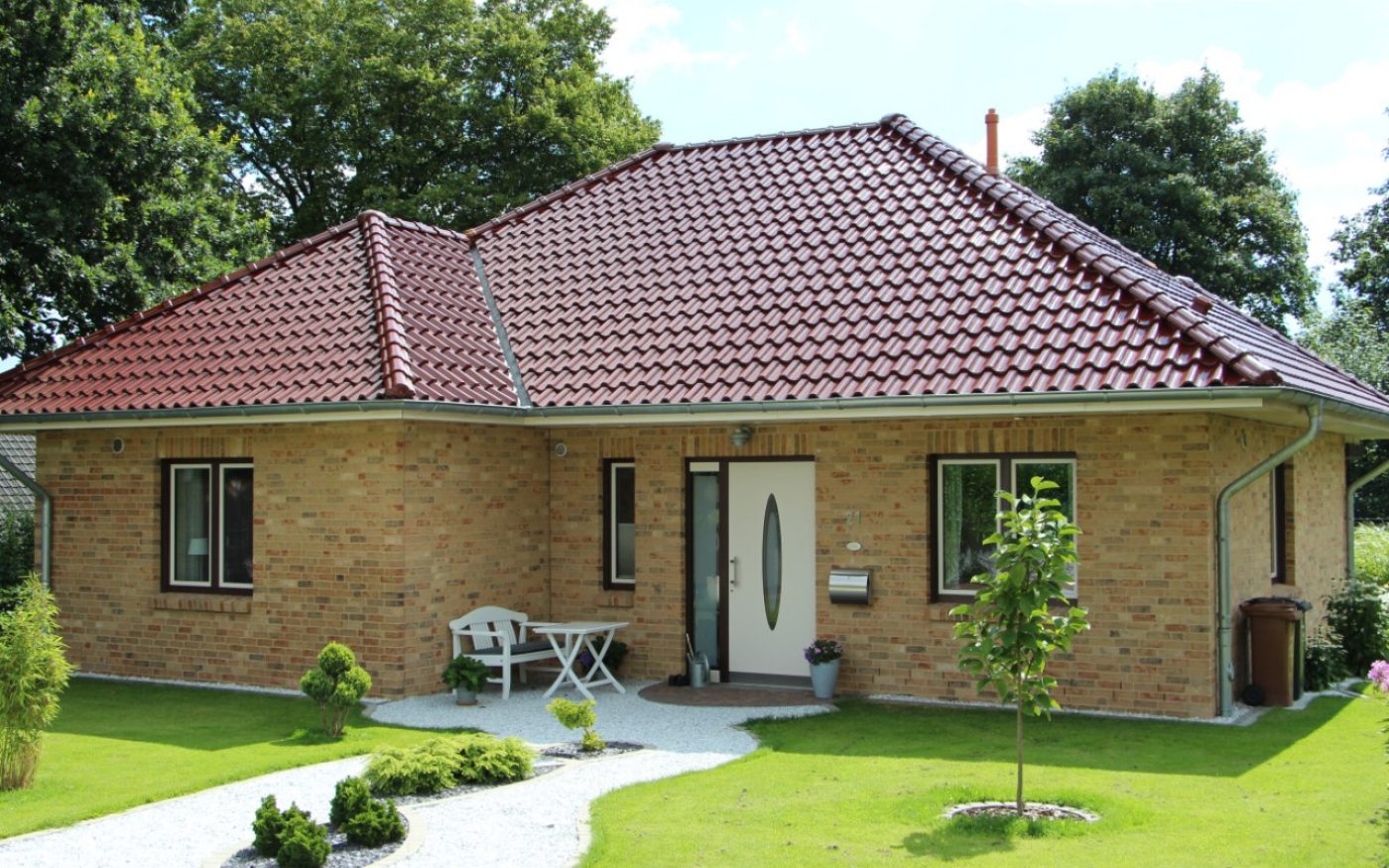 Front view of a detached house built with Aurora.