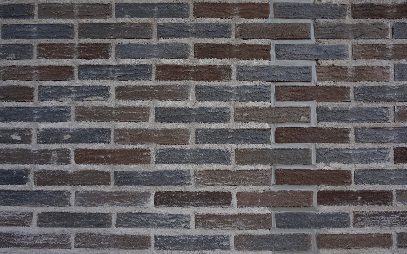 Liikuntasauma julkisivussa Graniitinkirjava Makasiini