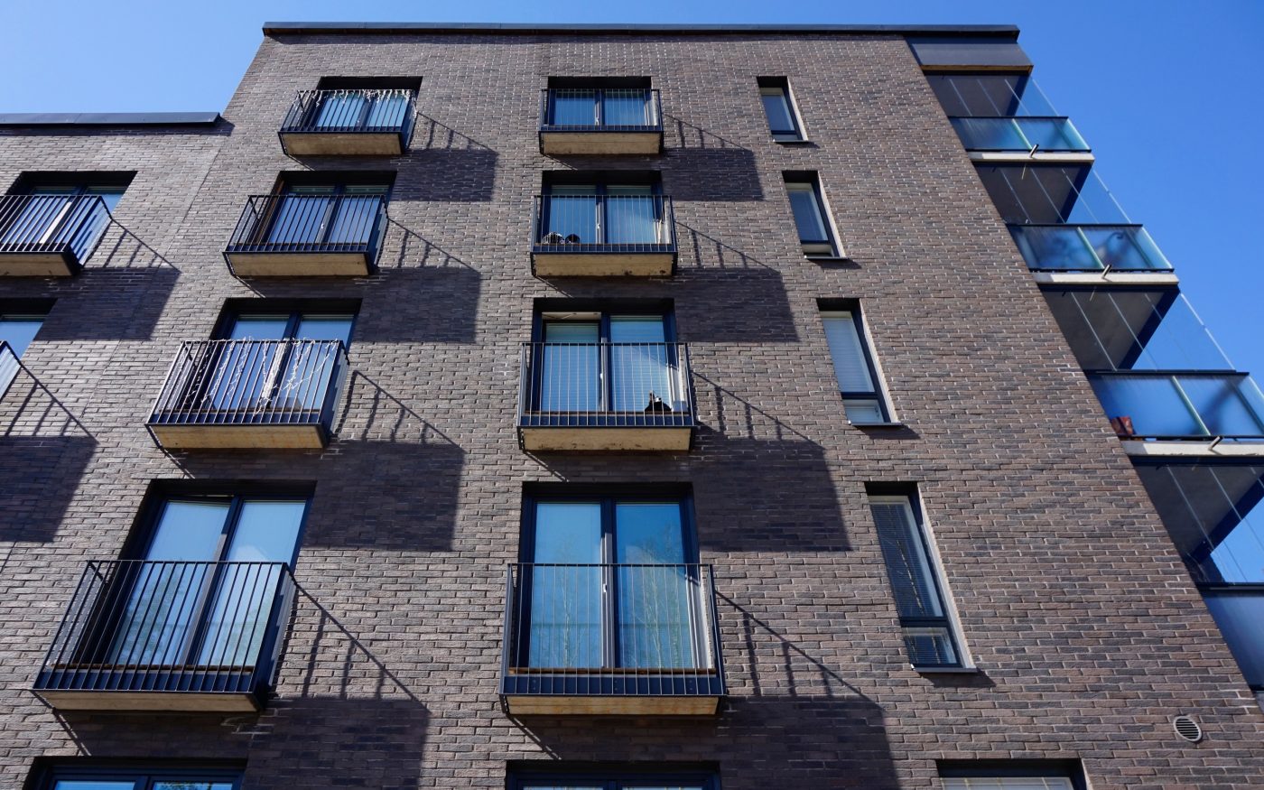 Kummelivuorentie asuinkerrostalot Graniitinkirjava Makasiini