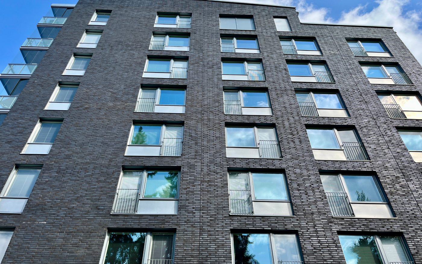 TOAS Rauhaniemi asuinkerrostalo Hiilenkirjava Makasiini