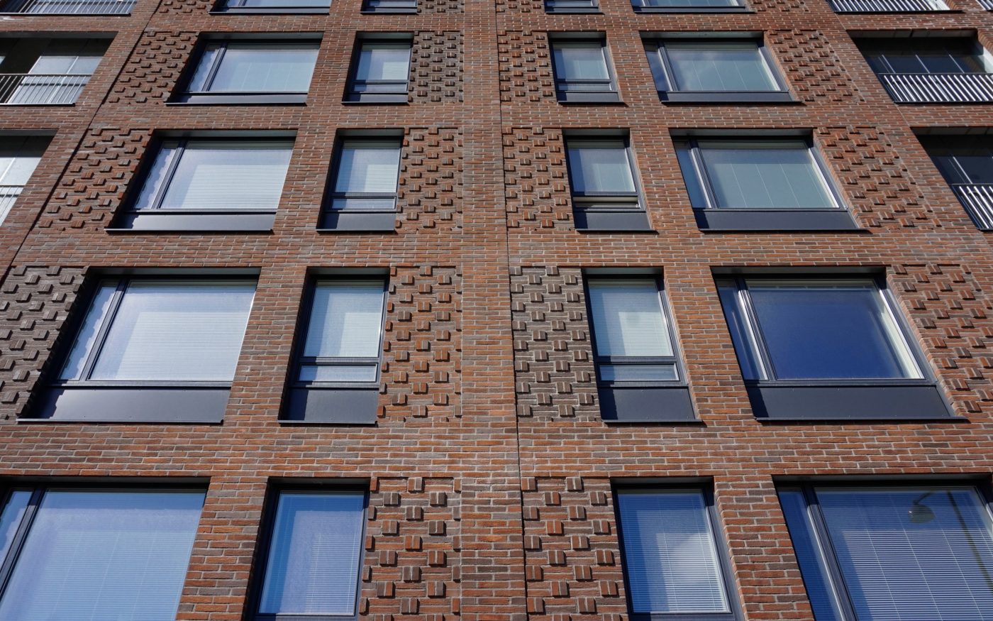 Haakoninlahdenkatu Asuinkerrostalo Ruskonkirjava ja Tervankirjava Makasiini