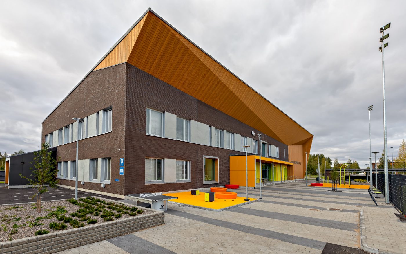 Ritaharjun koulu, kennoharkkorunko ja tiilijulkisivu