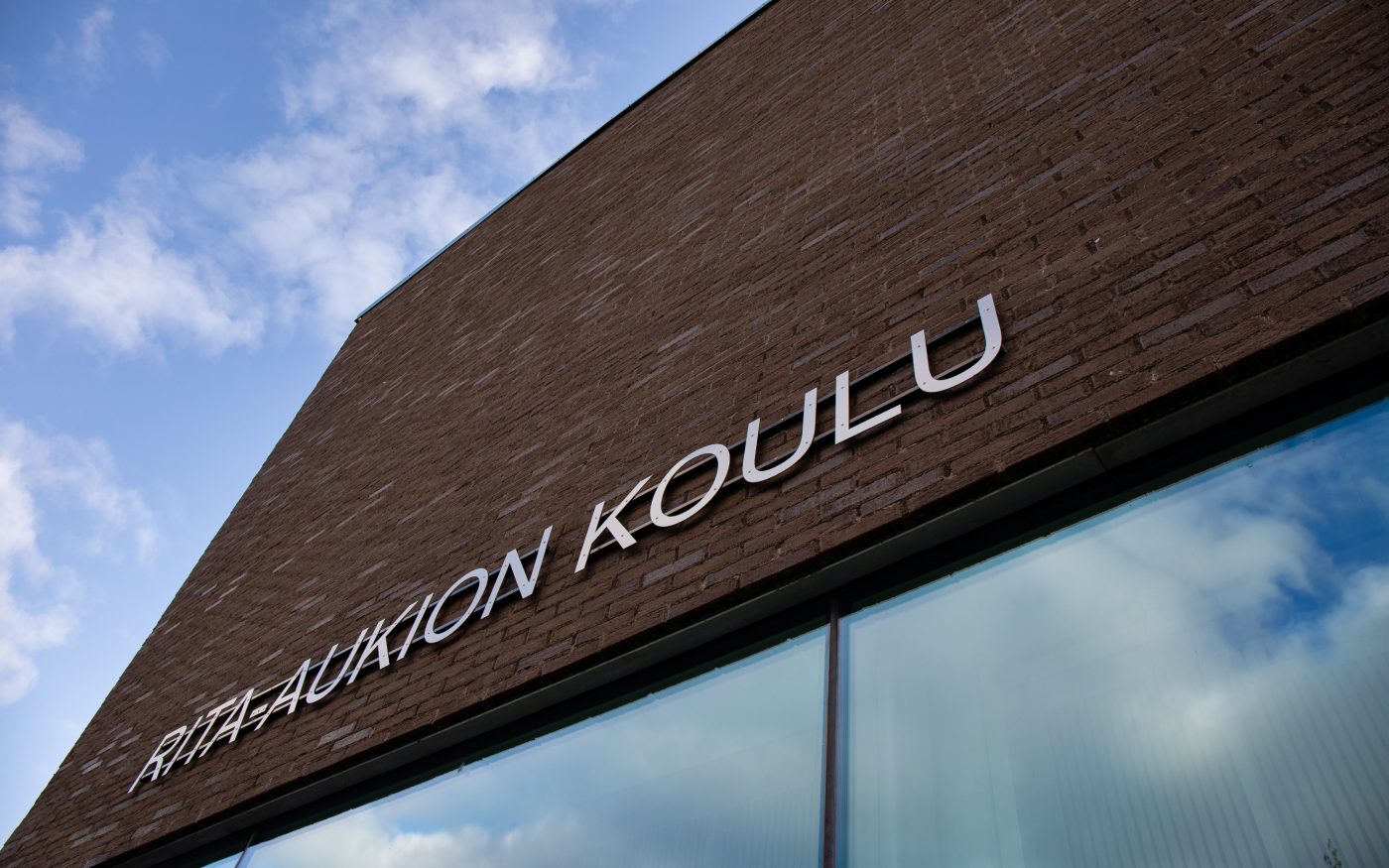 Ritaharjun koulu, kennoharkkorunko ja tiilijulkisivu