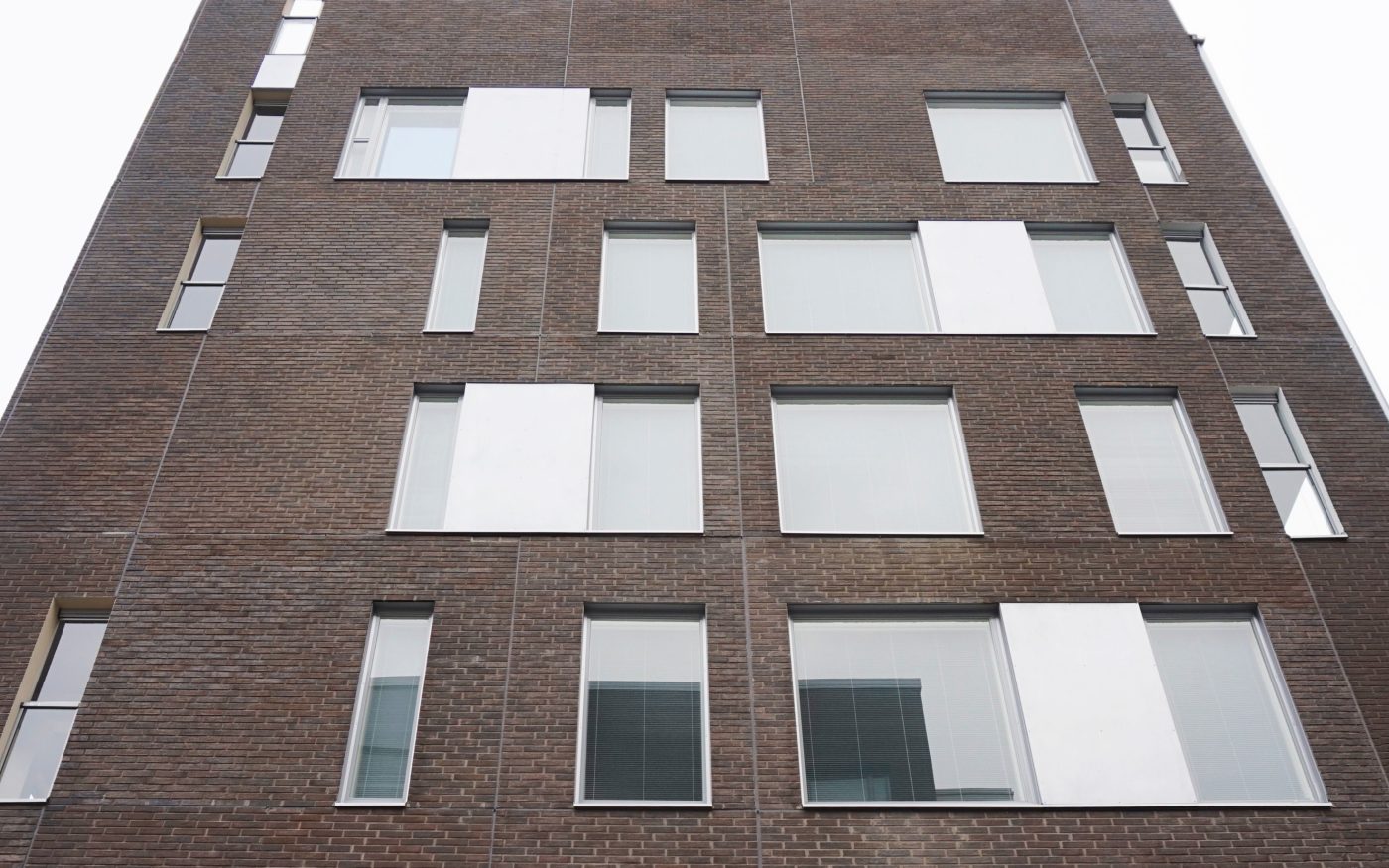 Tervankirjava Makasiini tiililaatta julkisivudetalji