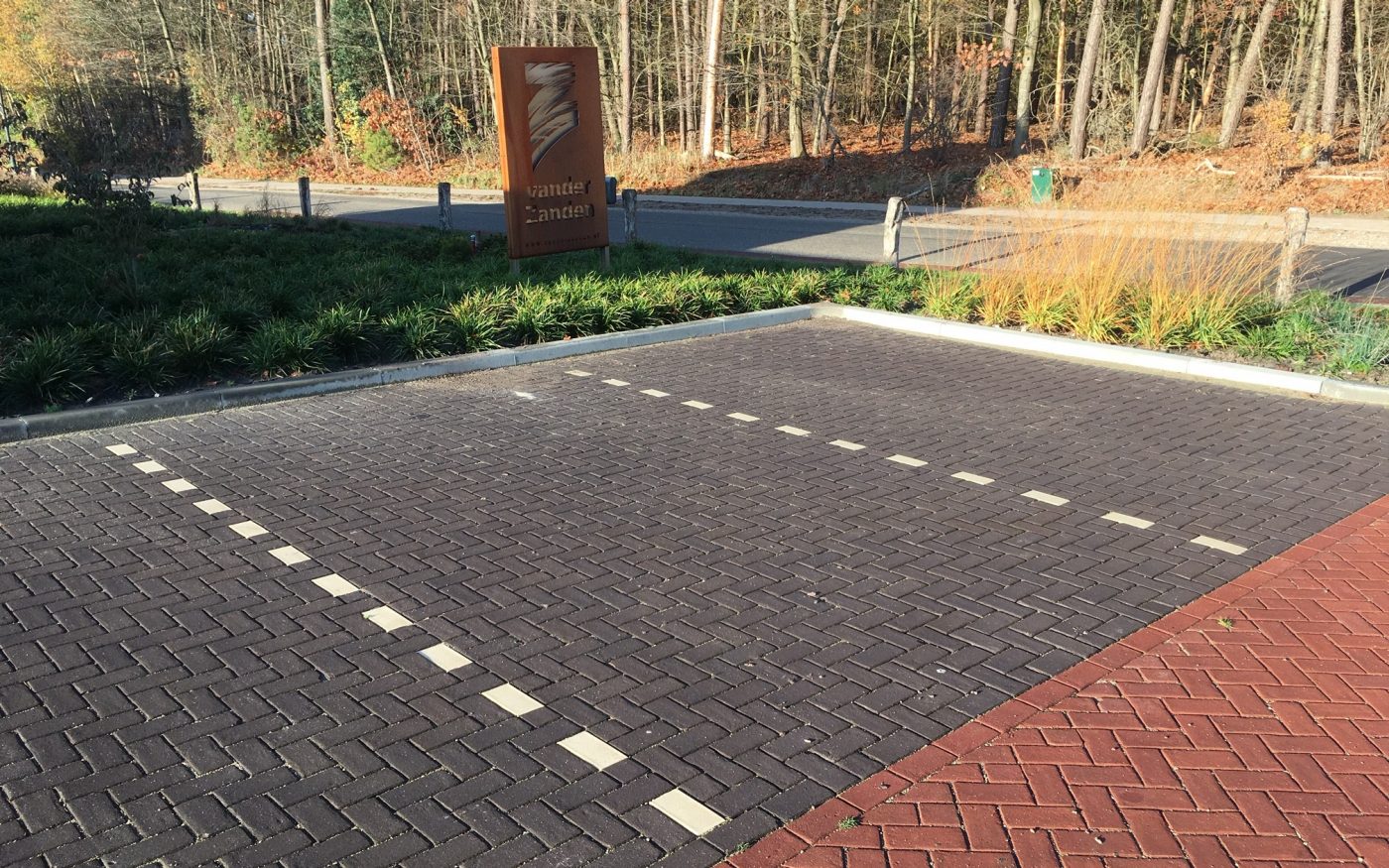 New construction main office contractor van de Zanden, street and parking zones, Moergestel. Client Van Der Zanden, Moergestel. Pavers: KK 80 Paviona, KK 80 Nero, KK 70 Argenti and WF Padova outside but also proccessed in the office. 