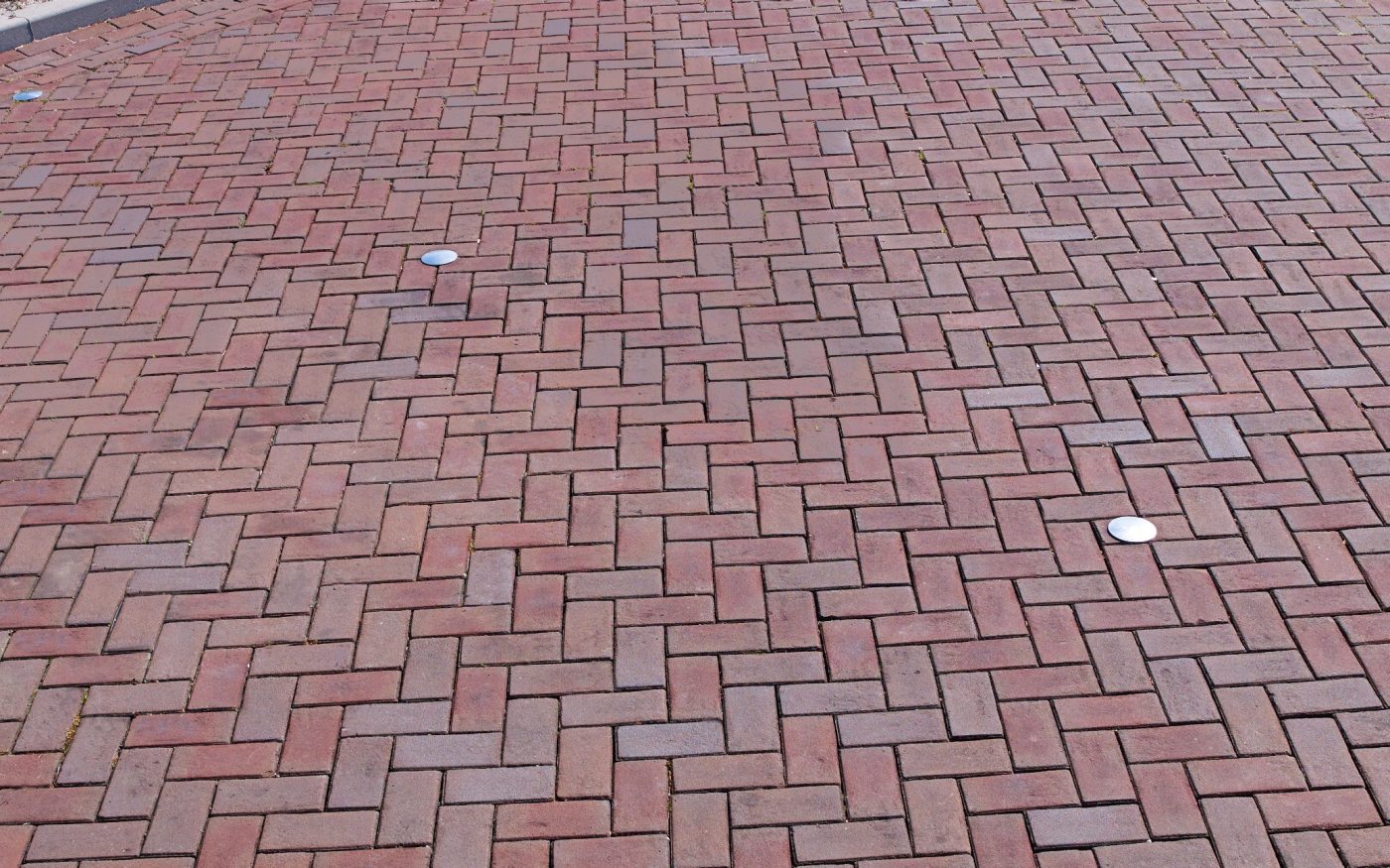 Inspire! 01-2019 project Jachthaven, Steenbergen. Client: township Steenbergen. Design/Architect: Kragten, 's-Hertogenbosch. Contractor: KWS Infra, Roosendaal; Aquavia, Sas van Gent. Year of completion: 2016. Pavers: Padova KK80, Mix: Padova and Siena DF