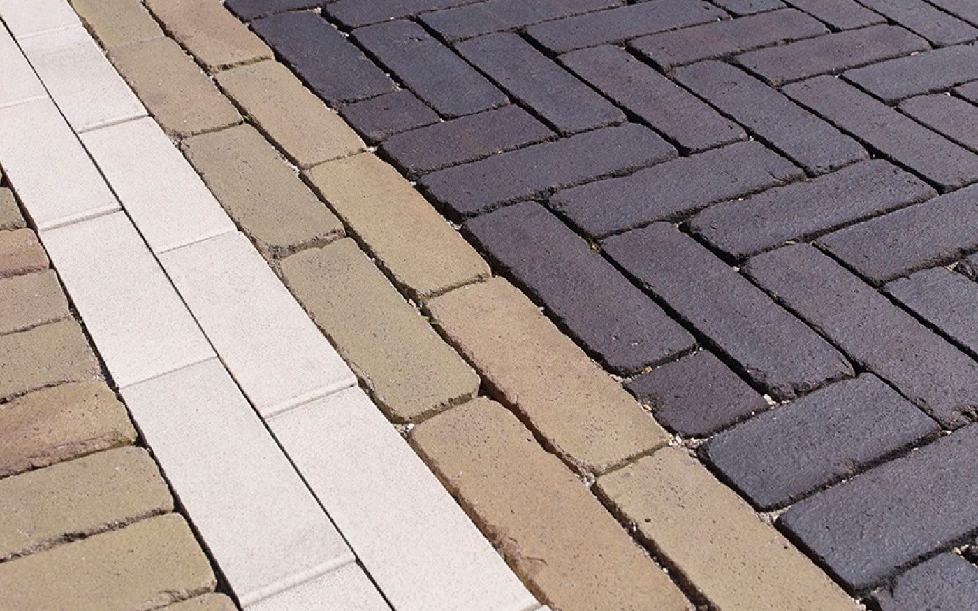 Rijssen Center Ring. Client Gemeente Rijssen-Holten. Pavers Bruno, Nero, Brons WS getrommeld DF, Argenti, Hemelsblauw verglaasd DF. Year of completion 2015-2016. Architect Roelofs Advies & Ontwerp, Den ham. Atelier Overijssel, Zwolle. Aannemer Netters Infra, Deventer