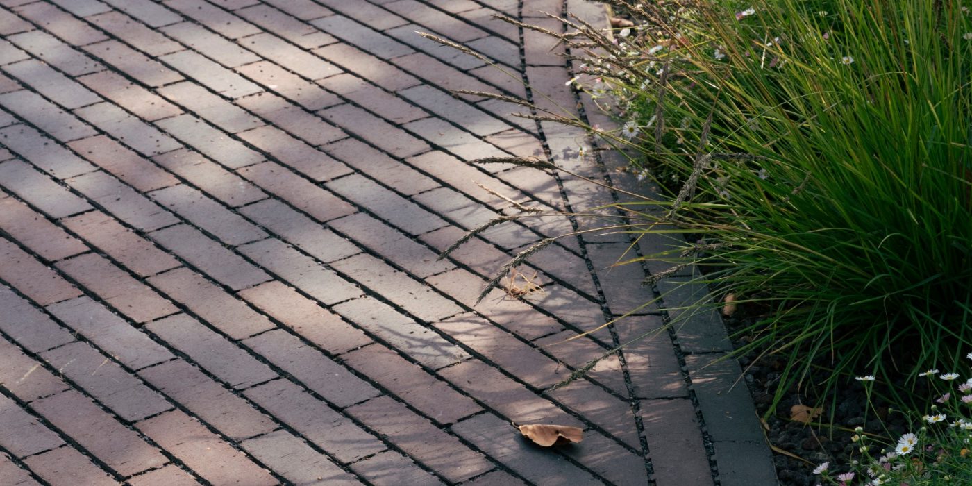 Freiflächen, Platzgestaltung, Aquata, Pflasterklinker, wasserdurchlässig, versickerungsfähig, Läuferverband, Landschaftsgestaltung, Naturschutzgebiet, Belgien, Het Maldegemveld, Tuinaanneming Trenson, Adegem