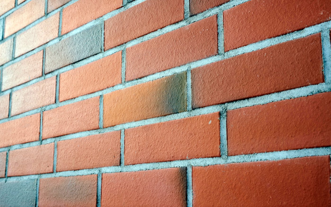 Nummela julkisivusaneeraus tiiliaatta kirjava punainen