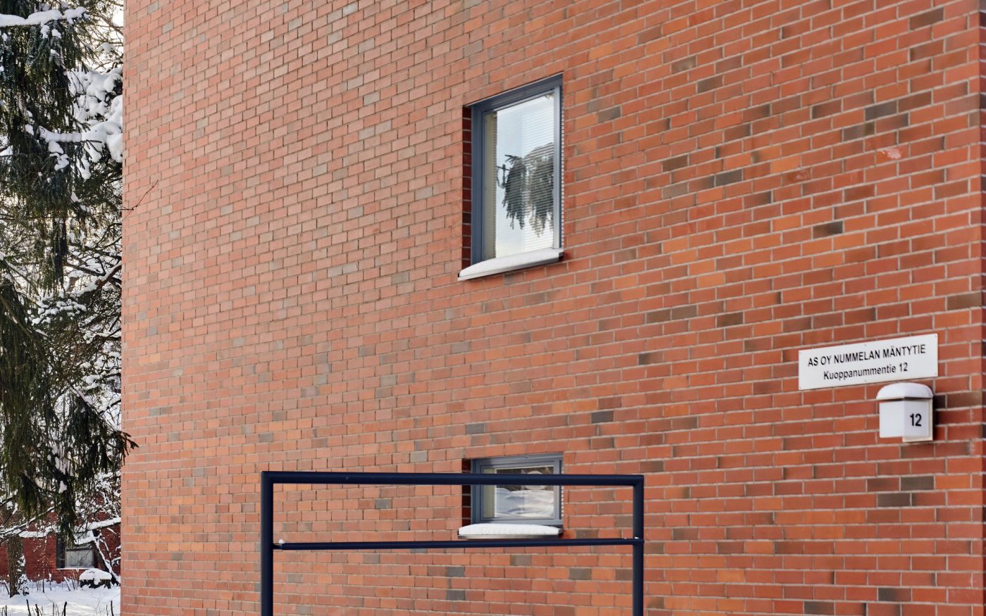 Nummela julkisivusaneeraus tiiliaatta kirjava punainen