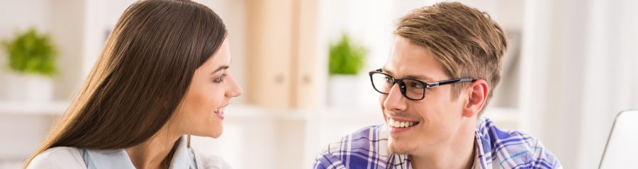 Nuori pari keskustelee