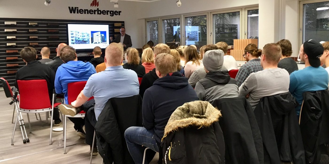 Opiskelijat tiilinäyttelyssä