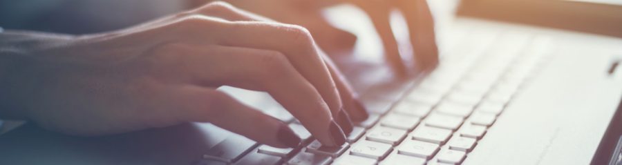 Tietokonenäppäimistö ja ja kädet
