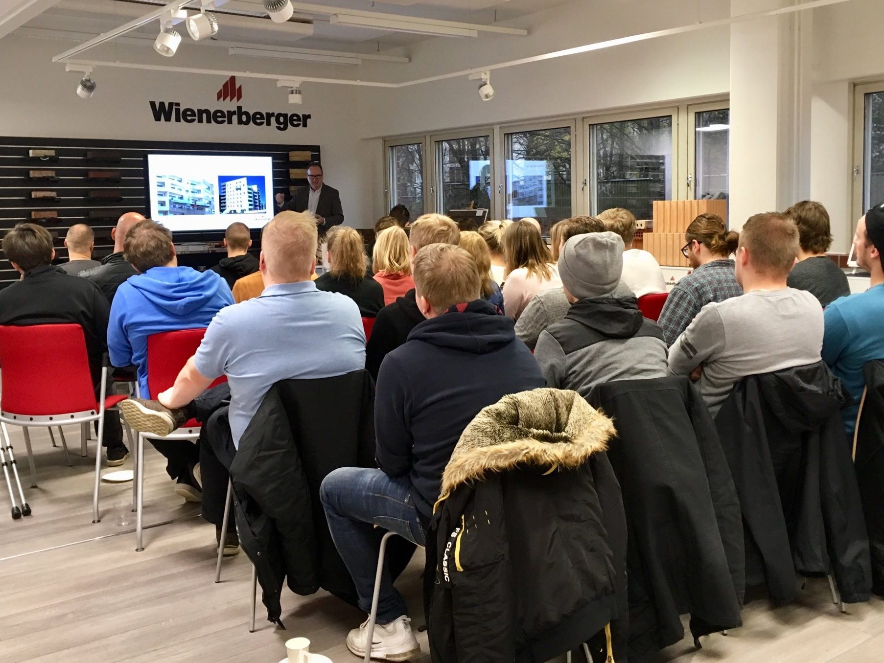 Opiskelijat tiilinäyttelyssä