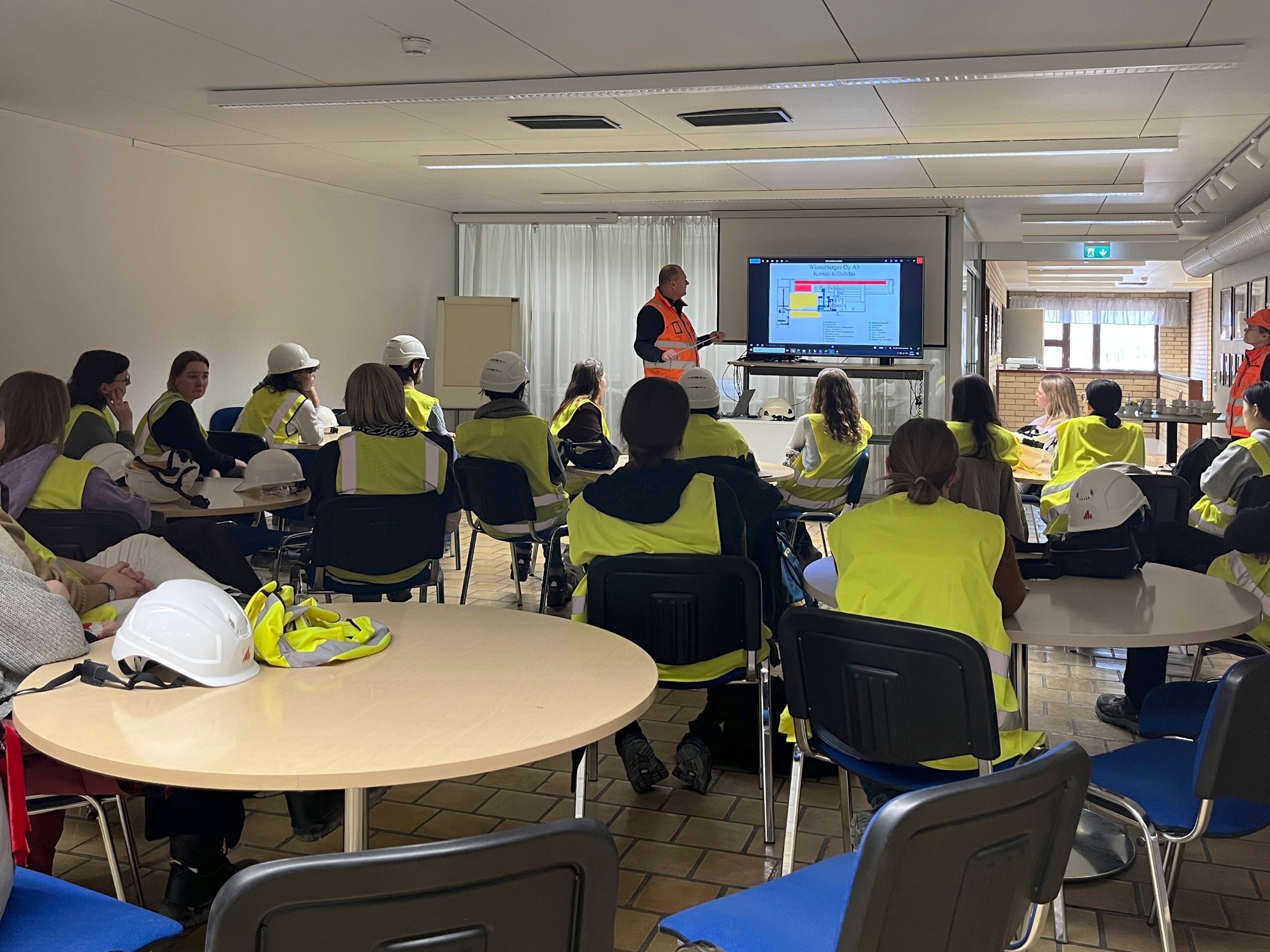 Opiskelijat tehdasvierailulla Korialla