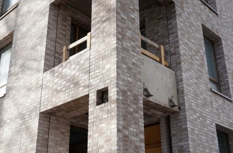 Vallilan salaisuus -asuinkerrostaloissa tiilipalkit