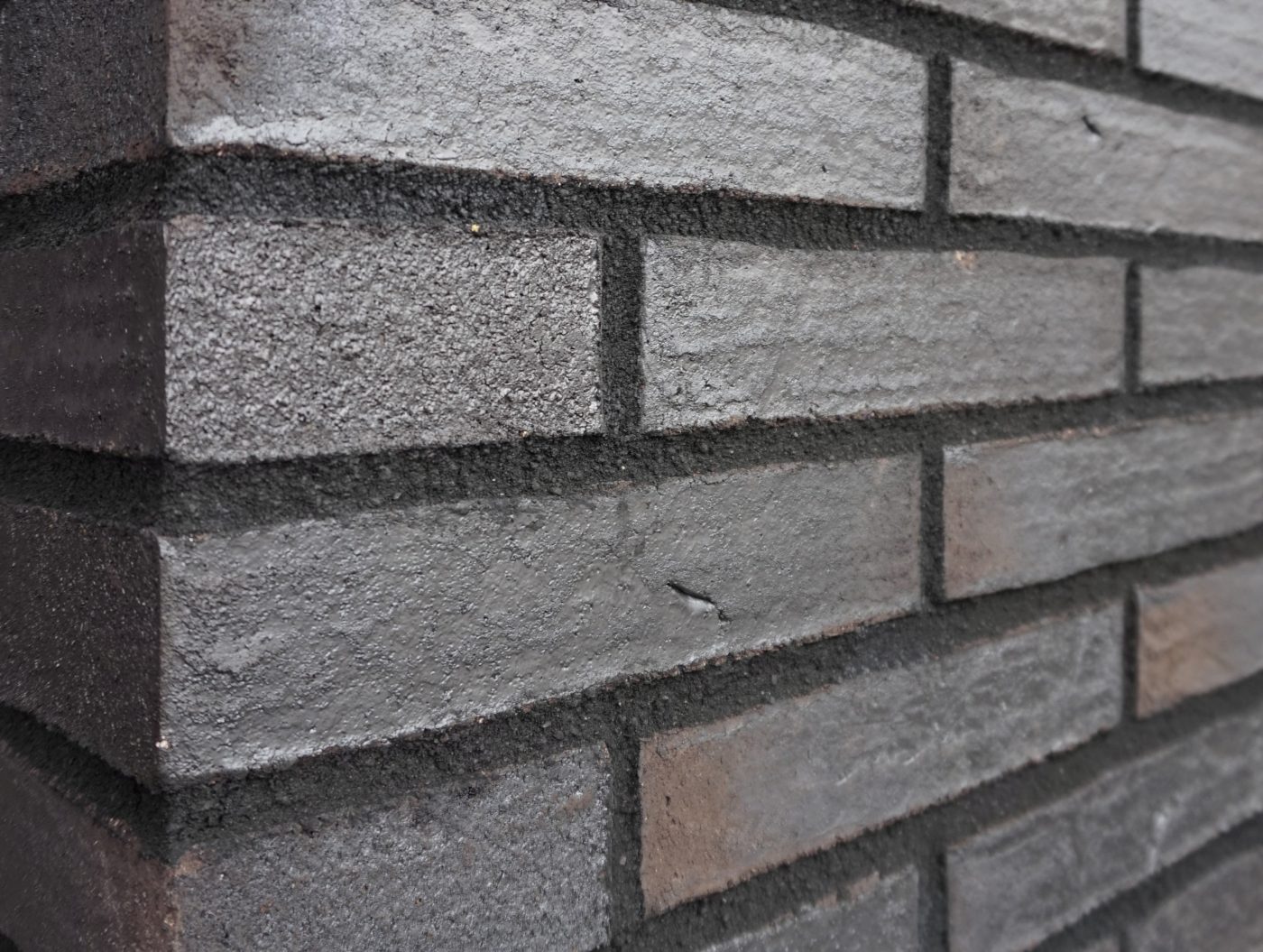 Hiilenkirjava Makasiini mallimuuraus ja tiilet