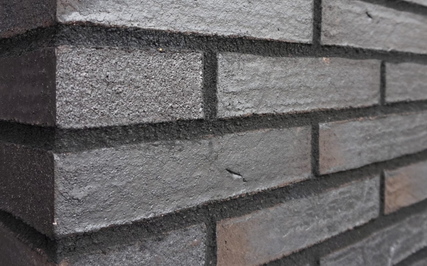 Hiilenkirjava Makasiini mallimuuraus ja tiilet