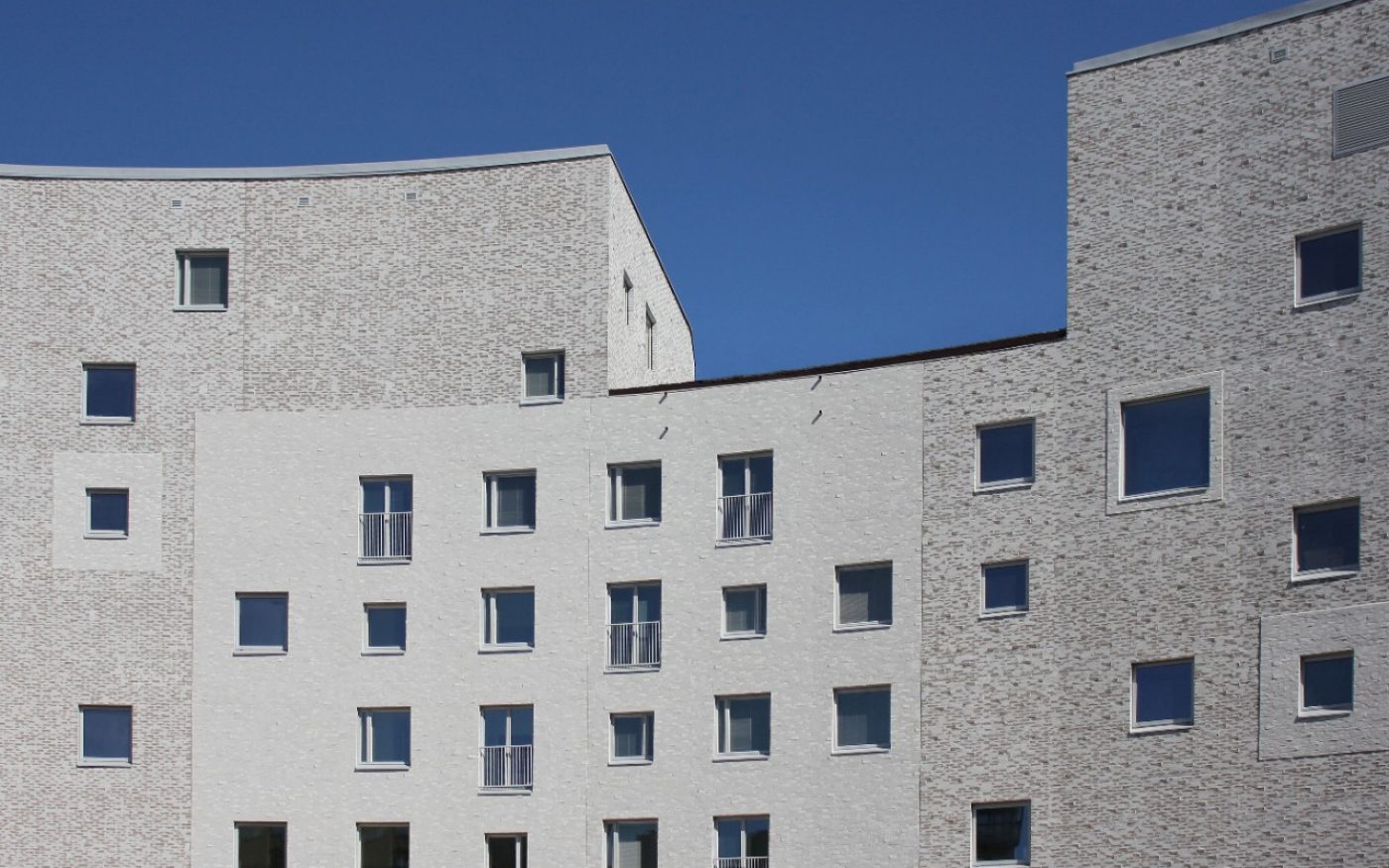 Multistore building with special joint, Supewhite and Tummapellava Retro facing bricks