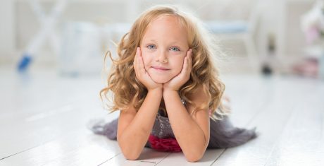 Tyttö makaa lattialla