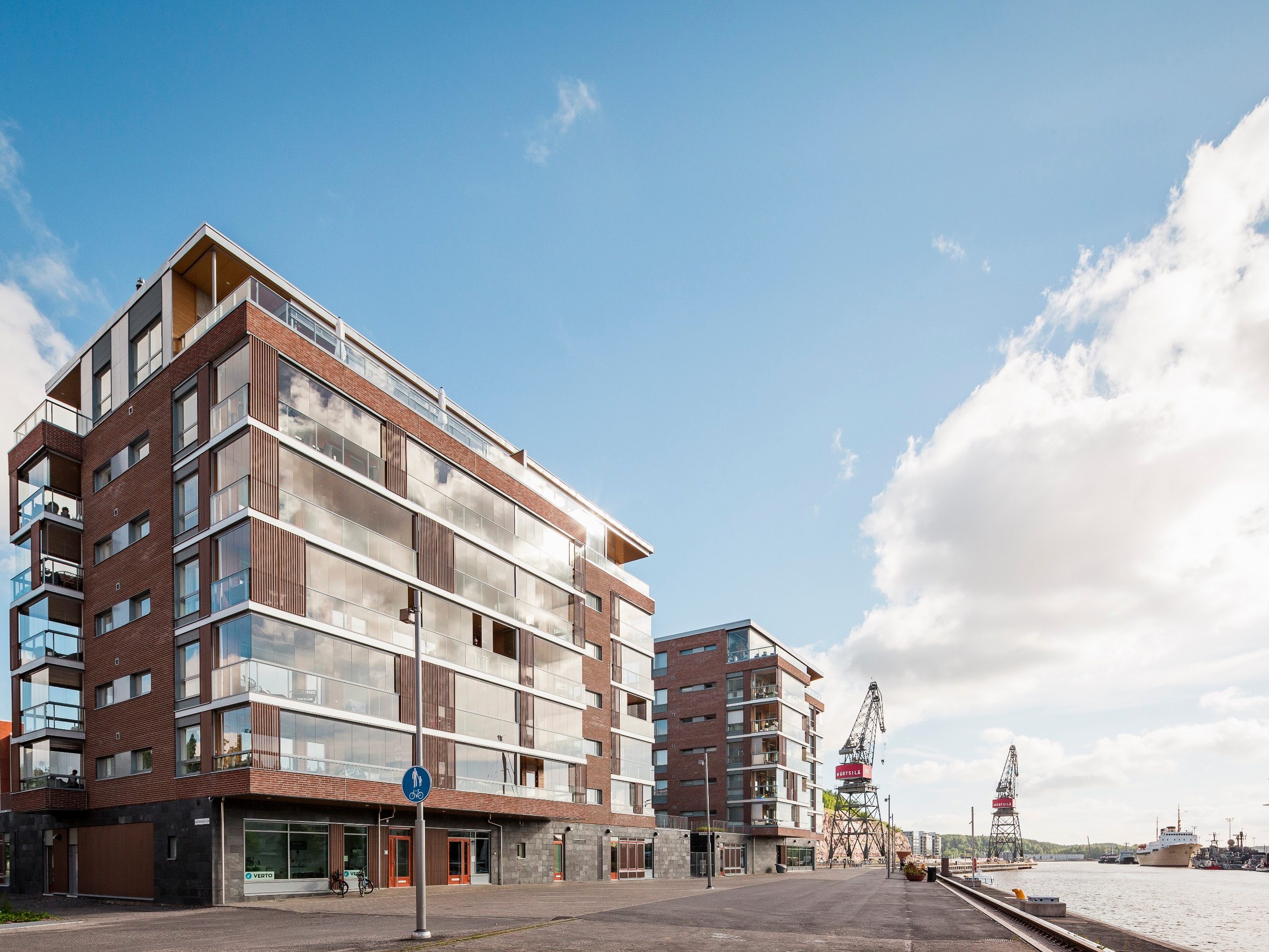 Telakkarannan asuinalue, Turku, Ruskonkirjava Makasiini