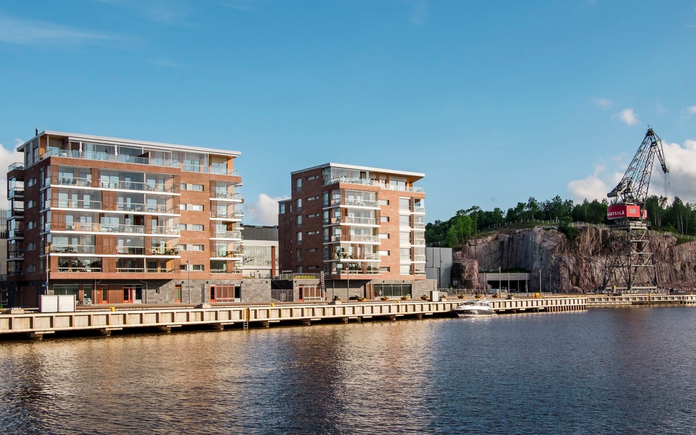 Telakkarannan asuinalue, Turku, Ruskonkirjava Makasiini