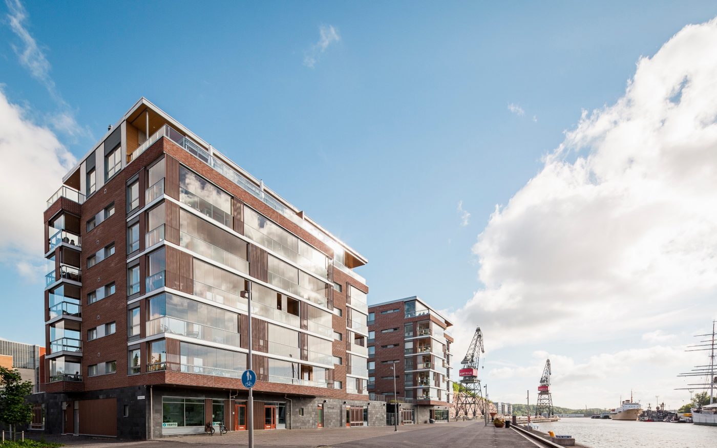 Telakkarannan asuinalue, Turku, Ruskonkirjava Makasiini