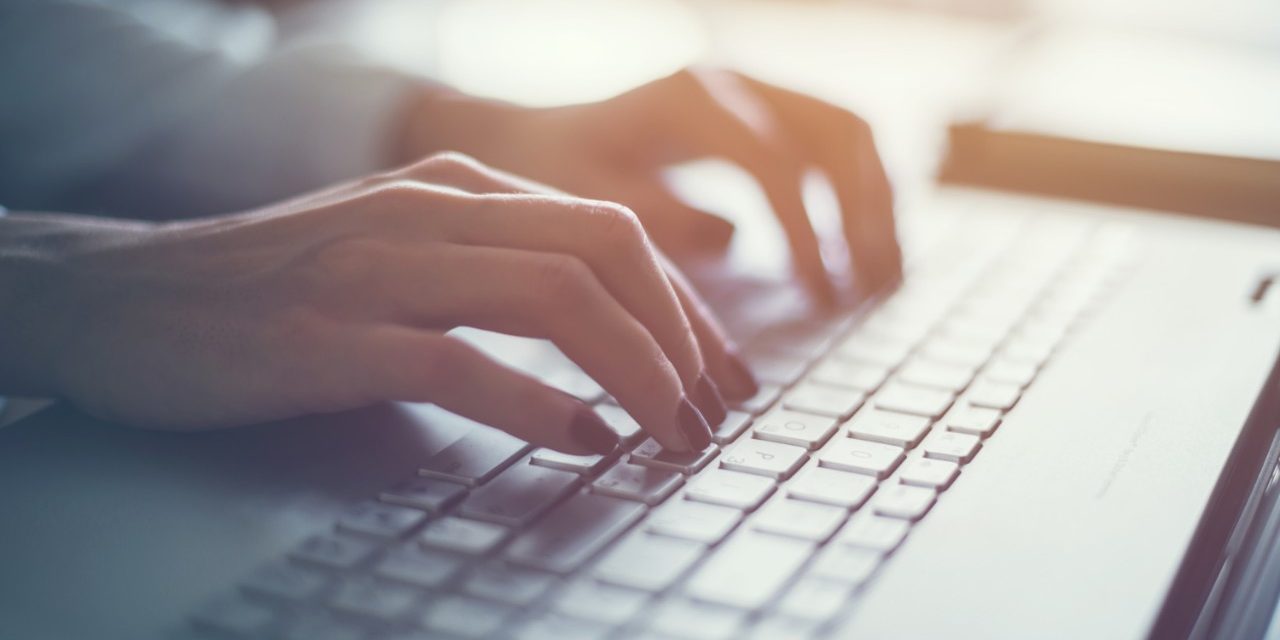 Tietokonenäppäimistö ja ja kädet