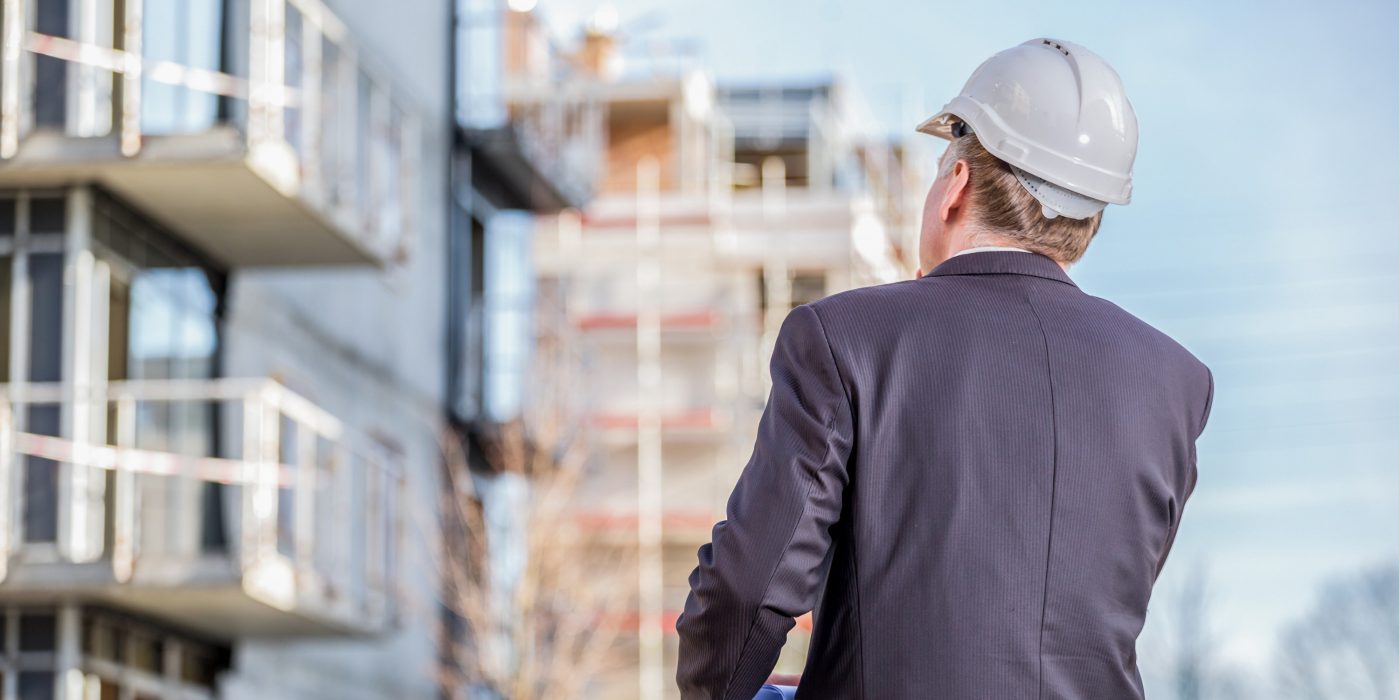 Johtaja rakennustyömaalla